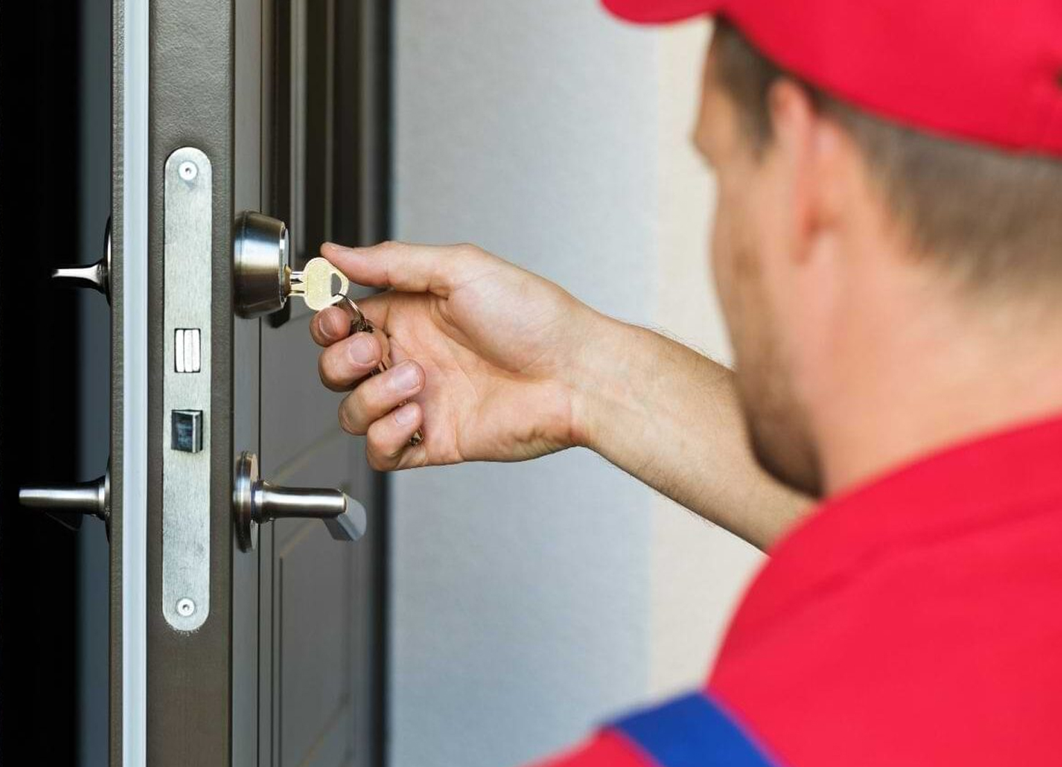 locksmith-fixing-a-door-1-aspect-ratio-1472-816